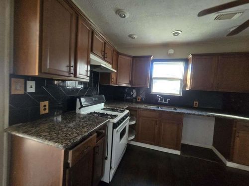 600 E Fayle St, Baytown, TX, 77520-4930 | Card Image