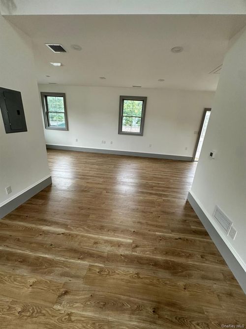 194 Route 17, Tuxedo Park, NY, 10987-4410 | Card Image