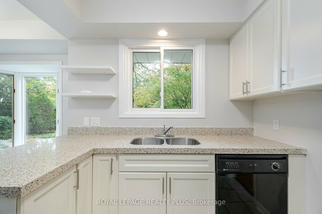 334 Oakwood Dr, House other with 3 bedrooms, 3 bathrooms and 2 parking in Burlington ON | Image 8