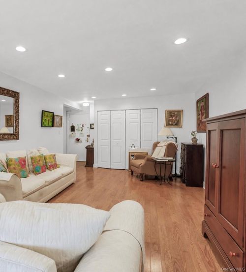 1m-25 Canterbury Rd, Great Neck, NY, 11021-2124 | Card Image