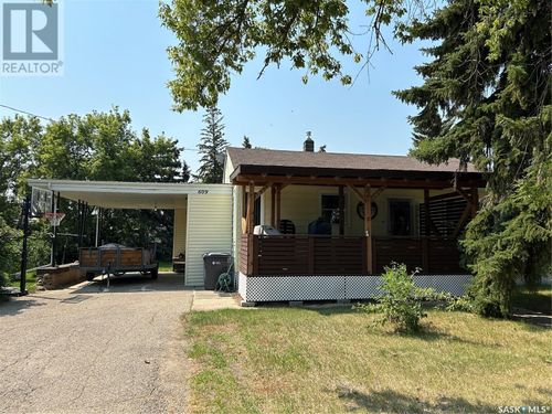 609 Walsh Ave, Oxbow, SK, S0C2B0 | Card Image