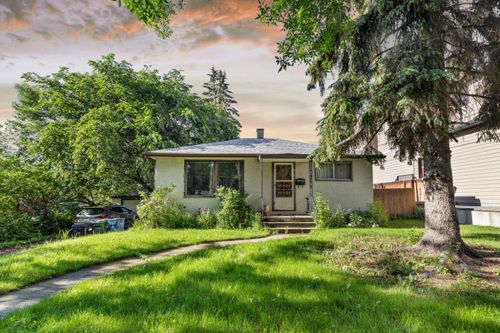 410 29 Avenue Ne, Home with 4 bedrooms, 2 bathrooms and 2 parking in Calgary AB | Card Image