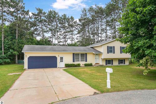 725 Kim Dr, Cadillac, MI, 49601-8238 | Card Image