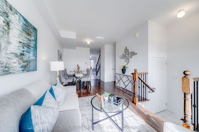 1916 Donald Cousens Pky, House attached with 3 bedrooms, 4 bathrooms and 1 parking in Markham ON | Image 4