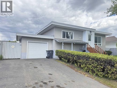 766 Carney St, Prince George, BC, V2M2K6 | Card Image
