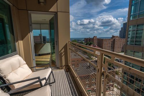 913-1550 E Royall Place, Milwaukee, WI, 53202 | Card Image