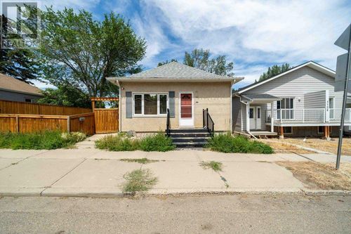 1122 Bridge St Se, Medicine Hat, AB, T1A1E2 | Card Image