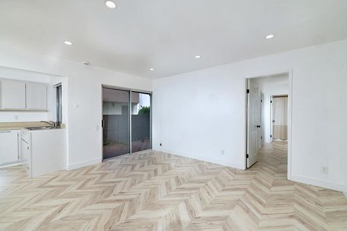 e-8015 Caminito De Pizza, San Diego, CA, 92108-1403 | Card Image