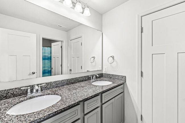 Jack-in-Jill bath shared by bedroom 2 and bedroom 3 | Image 34