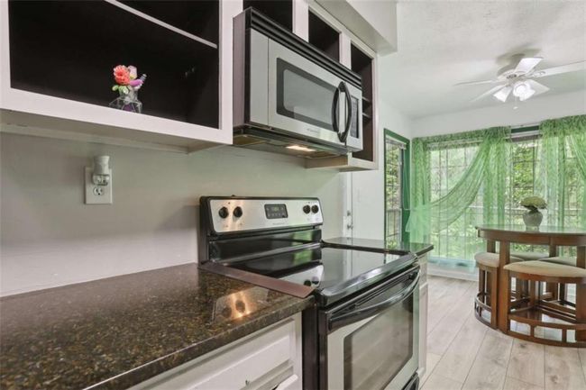 702 Glenleaf Dr, Condo with 2 bedrooms, 2 bathrooms and null parking in Peachtree Corners GA | Image 9