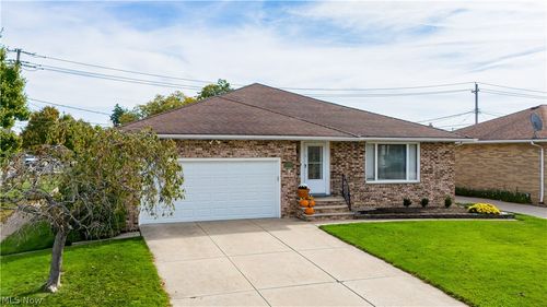 4701 Brook Ln, Brooklyn, OH, 44144-3044 | Card Image