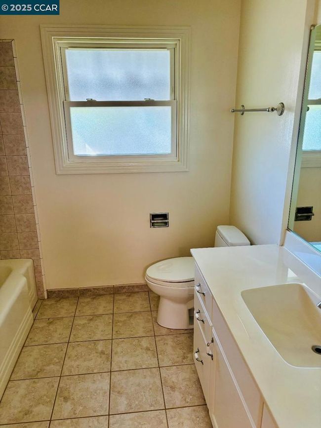 Hall Bathroom | Image 20