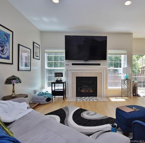 836 Huntington Dr, Fishkill, NY, 12524-4918 | Card Image