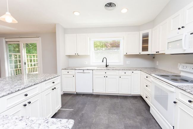 38 Williams Rd, House other with 3 bedrooms, 3 bathrooms and 10 parking in Smithfield RI | Image 4