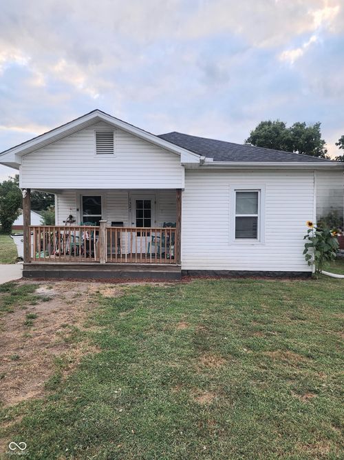 1327 S 4th St, Clinton, IN, 47842-2231 | Card Image