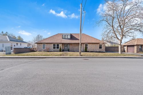 137 Thomas St W, Napanee, ON, K7R2H4 | Card Image