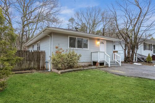 86 Stuyvesant Ave, Mastic, NY, 11950-2415 | Card Image