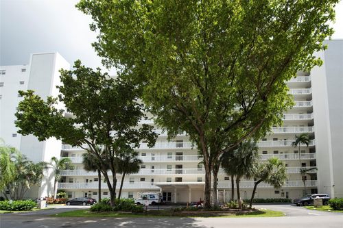 apt-302-2555 Ne 11th St, Fort Lauderdale, FL, 33304-3209 | Card Image