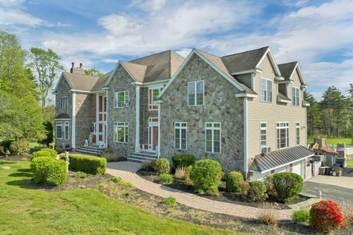 60 Brown Road, Hampton Falls, NH, 03844 | Card Image