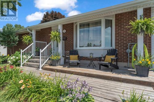 11 Chesterfield Dr, Amherstview, ON, K7N1M3 | Card Image
