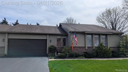 8443 Tara Ln, White Lake, MI, 48386-4393 | Card Image