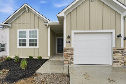 12405 S Acacia Dr, Lee's Summit, MO, 64086-2202 | Card Image