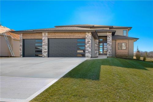 1009 Wilds Pkwy, Greenwood, MO, 64034-8656 | Card Image