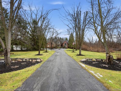 390 E Square Lake Rd, Troy, MI, 48085-3107 | Card Image