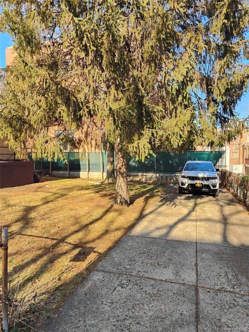 77 Main St, Flushing, NY, 11367-3137 | Card Image