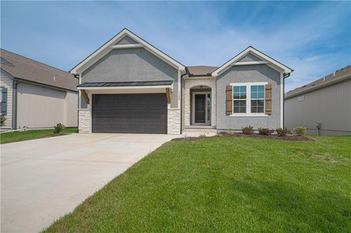 1152 Sw Whitby Dr, Lee's Summit, MO, 64083-6103 | Card Image