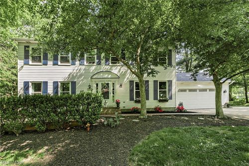 8290 Pine Creek Ct, Chagrin Falls, OH, 44023-4863 | Card Image