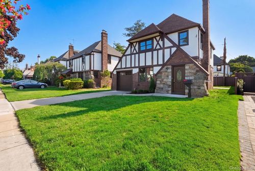 24 Kenilworth Rd, Mineola, NY, 11501-4621 | Card Image
