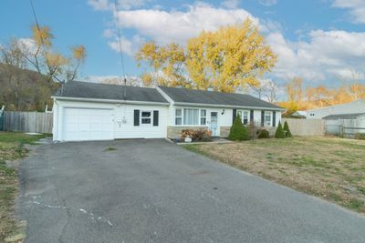 Spacious driveway | Image 2