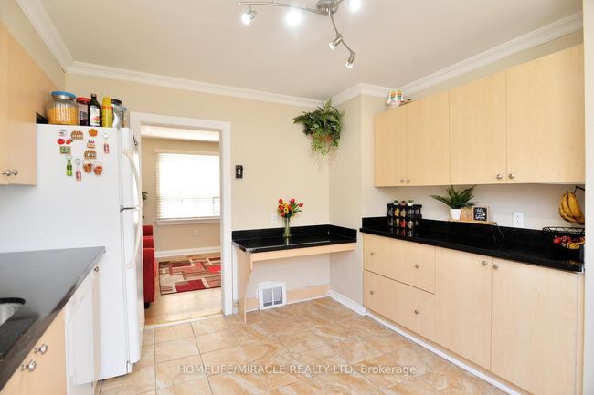 7 Sophia St, House other with 3 bedrooms, 2 bathrooms and 4 parking in Brampton ON | Image 14