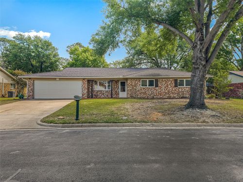 220 Cooper Dr, Hurst, TX, 76053-6129 | Card Image