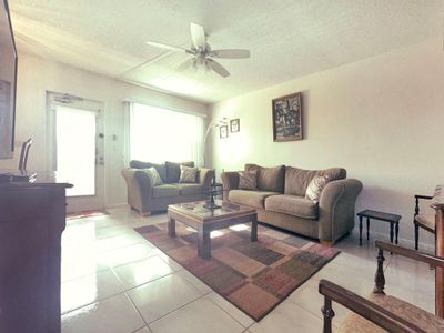 3001 - 3001 Cambridge A, Condo with 2 bedrooms, 1 bathrooms and null parking in Deerfield Beach FL | Image 3