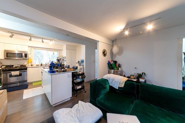 320 Holmes St, House other with 5 bedrooms, 2 bathrooms and null parking in New Westminster BC | Image 12