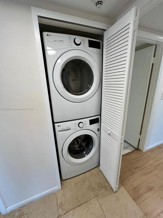 APT-2001 - 4000 Towerside Ter, Condo with 2 bedrooms, 2 bathrooms and null parking in Miami FL | Image 23