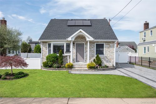 227 Columbus Parkway, North Hempstead, NY, 11501 | Card Image