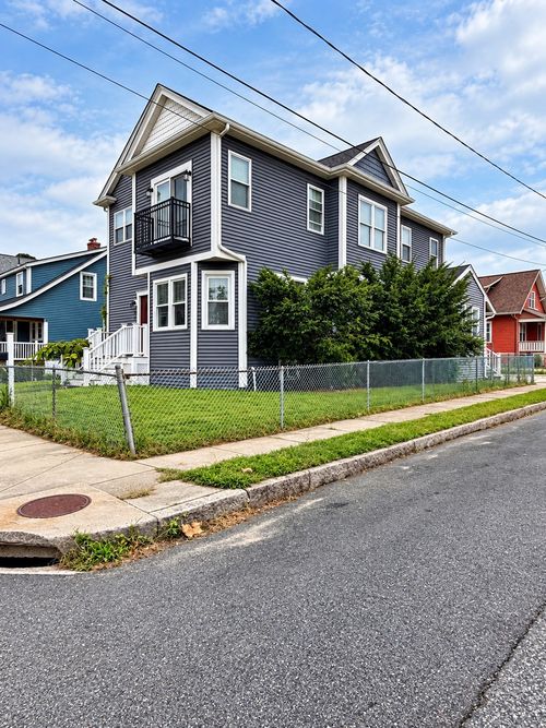 996 Walnut St, Fall River, MA, 02720-5334 | Card Image