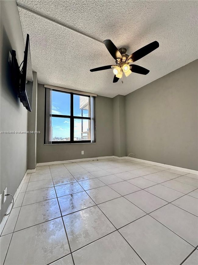 APT-1215 - 2500 Parkview Dr, Condo with 2 bedrooms, 2 bathrooms and null parking in Hallandale Beach FL | Image 17