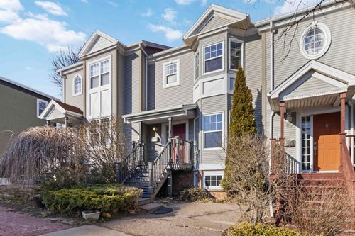 24 King St, Dartmouth, NS, B2Y2R4 | Card Image