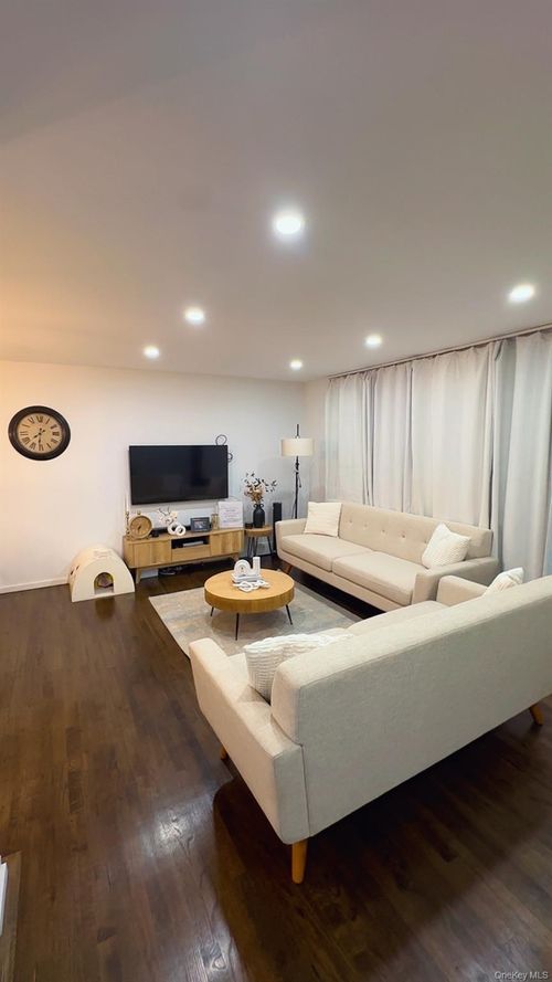 160 Pacific St, Copiague, NY, 11726-1222 | Card Image