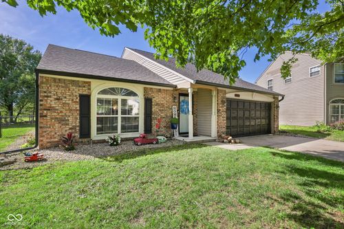 6677 Wimbledon Dr, Zionsville, IN, 46077-9152 | Card Image