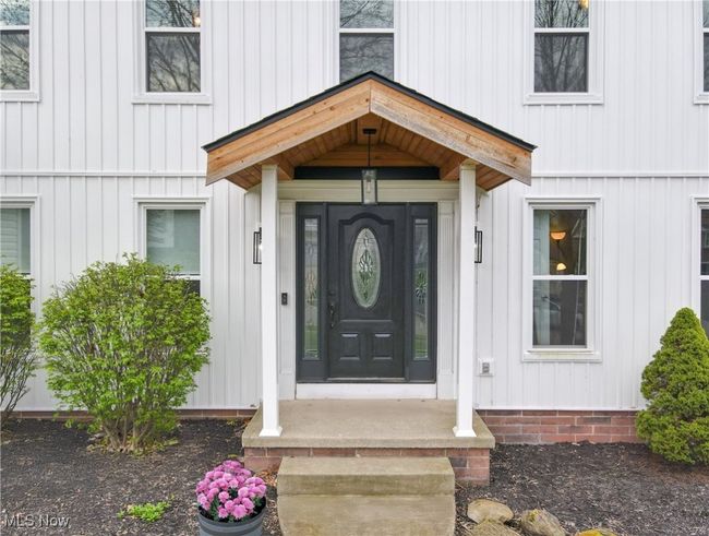 INVITING FRONT ENTRANCE. | Image 4