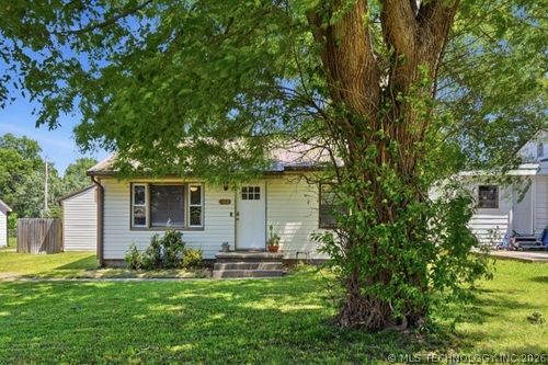 302 12th St, Claremore, OK, 74017-6113 | Card Image