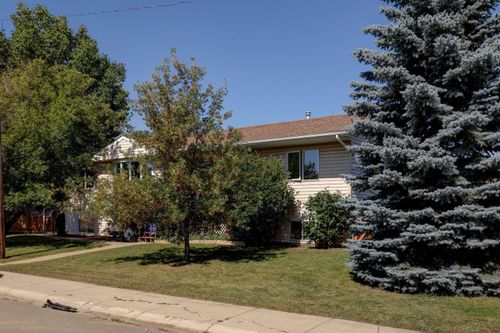 426 9 St, Beiseker, AB, T0M0G0 | Card Image