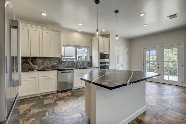 Kitchen island and open floorplan with breakfast eat in space | Image 24