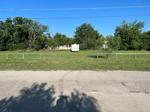 1904 S Cypress St, Brady, TX, 76825-7318 | Card Image