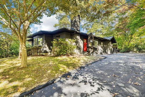 107 Gnarled Hollow Rd, East Setauket, NY, 11733-1931 | Card Image